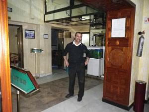 1905 un serviteur de l'HOTEL TIMGAD tres gentil est serviable.